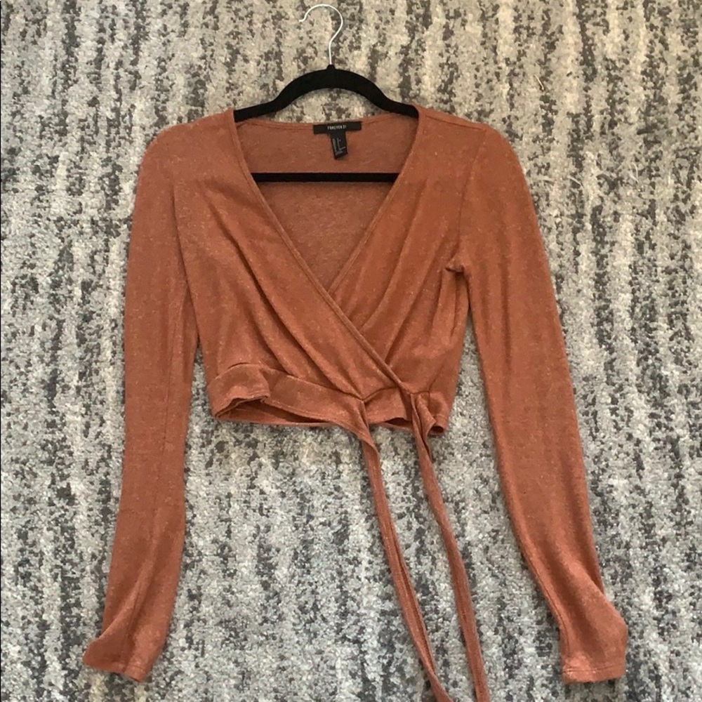 Cute cropped tie-shirt